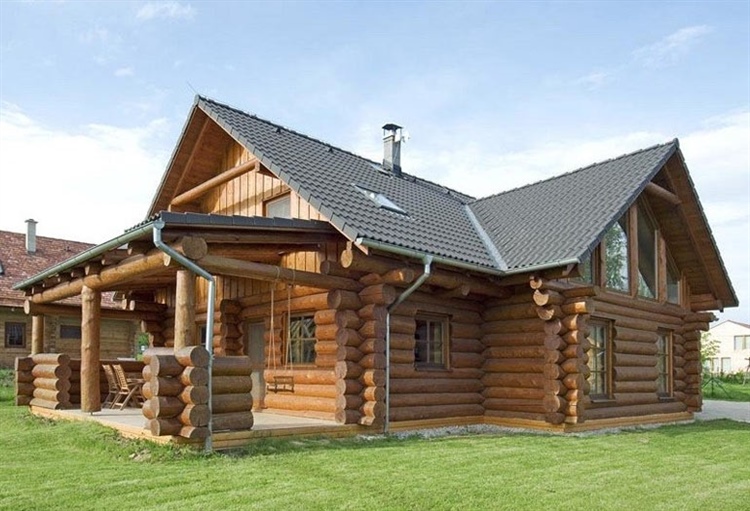 Hanis Log Homes building a log house with the Wood-Mizer LT15