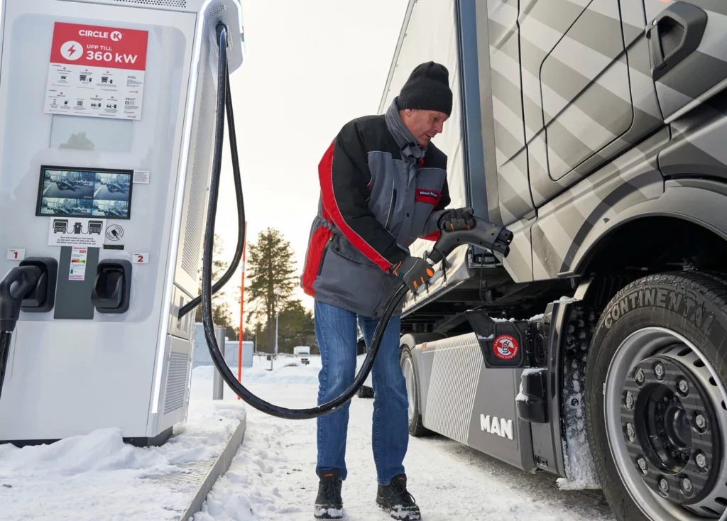Reliable range even in winter: charging management and battery performance in extreme cold are among the focus topics in MAN eTruck testing.