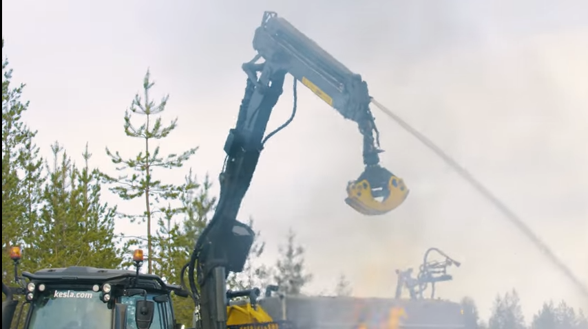 The KESLA fire-extinguishing system has two water cannons with jet nozzles - one at the rear of the fire-extinguishing superstructure which is hydraulically adjustable and a second on the boom of the loader crane. Both can be manually adjusted from either a water jet or the spray jet and have a maximum range of up to 30 m with the water jet. Both can be easily and precisely directed to the fire. The water cannon / hollow jet pipe on the loader crane boom can also be used to extinguish fires, which are then scattered with the grapple.