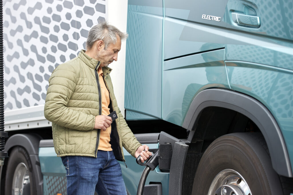 Breakthrough for fast charging of electric trucks – Volvo Trucks launches new service