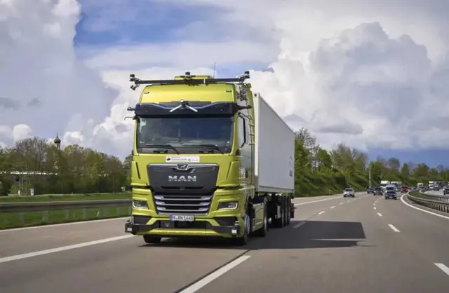 e0d28bc837a8d2386146a9408dc753d8a69ac615-1920x1256 first autonomous truck test on motorway