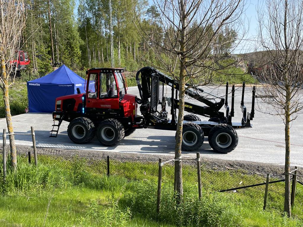 HEV-image00001 Komatsu HEV (Hybrid-Electric Forwarder)