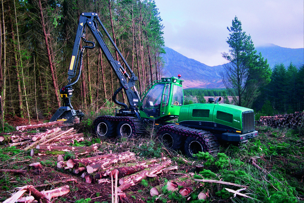 Forestry Machine - Right Side View - Working Hybrid Load Control